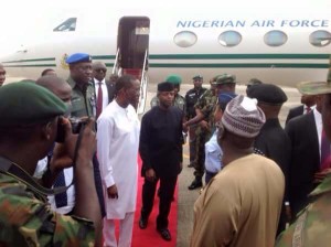 VP Osinbajo touching down at Osubi Airport, and being received by Governor Ifeanyi Okowa (wearing white).