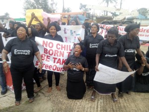 Gbaramatu women protesting the release of the ten youths arrested by security men.
